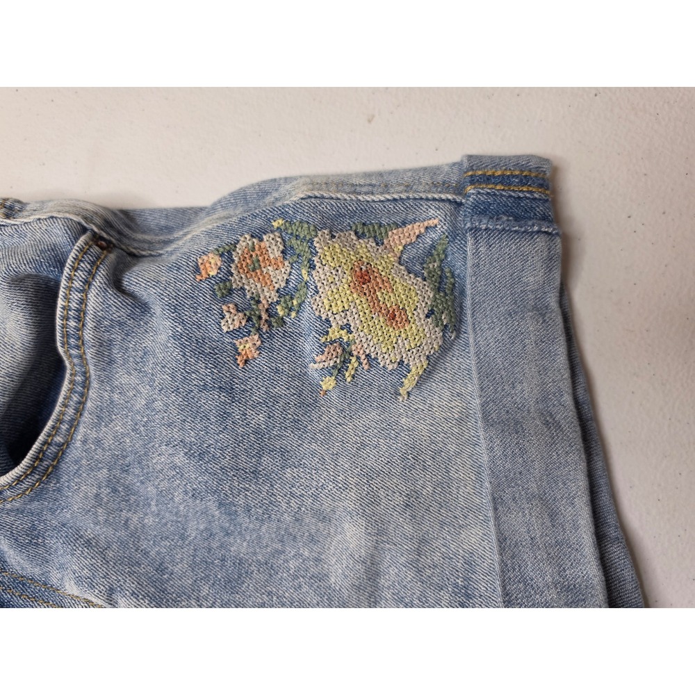 Signature Levi Strauss Girls Heritage Mom Shorts Light Wash Floral Embroidery 12 - Picture 3 of 6